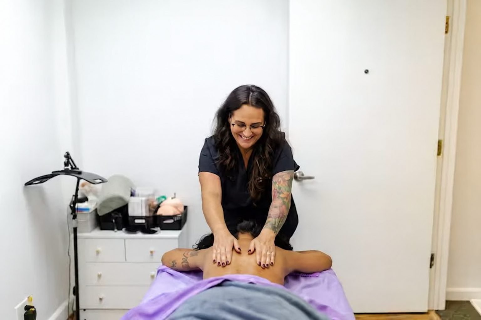 Brazilian lymphatic drainage on the upper back